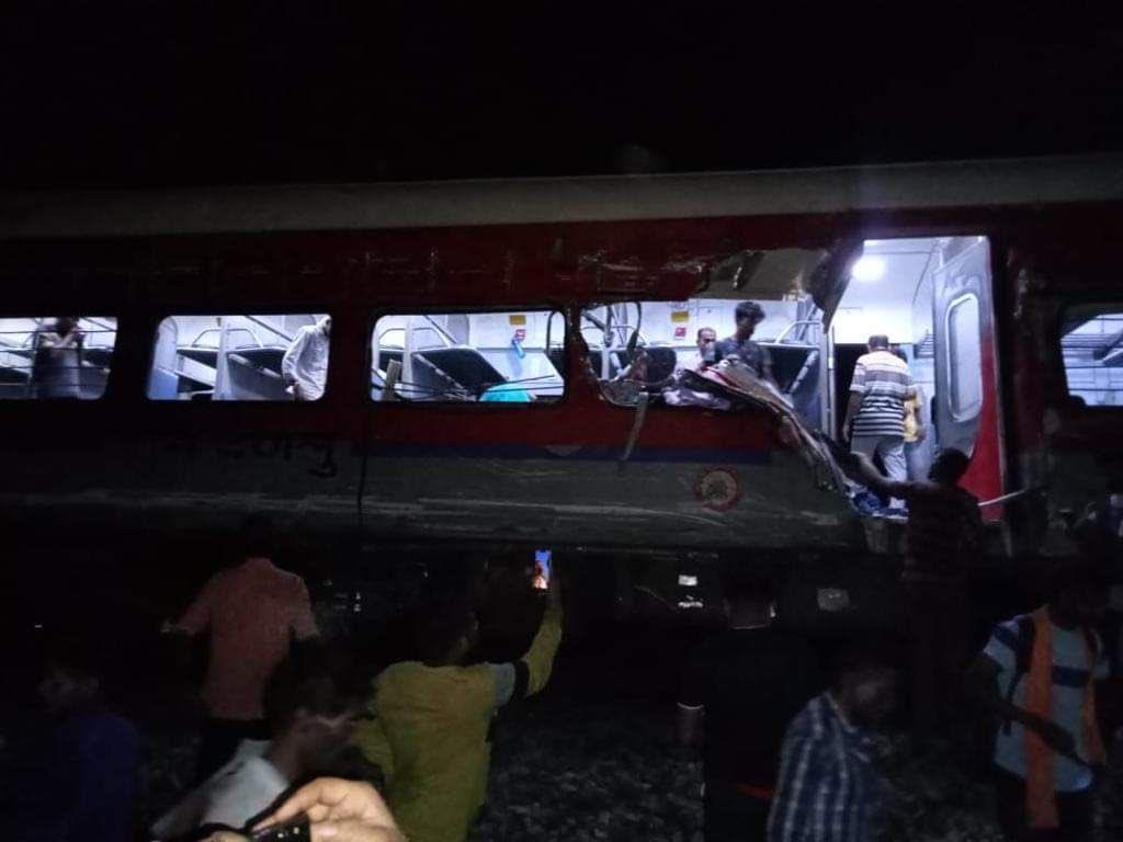 Saurav_Duke's tweet photo. Train met with an accident near #BahanagaRailwayStation in Balasore Odisha.
I pray for everyone 🙏🙏🙏🙏
#EmergencyControlRoom Number : HWH - 03326382217
KGP- 8972073925, 9332392339
BLS - 8249591559, 7978418322
SHM - 9903370746
#TrainAccident #CoromandelExpress #Odisha https://t.co/txl2WGR8ht