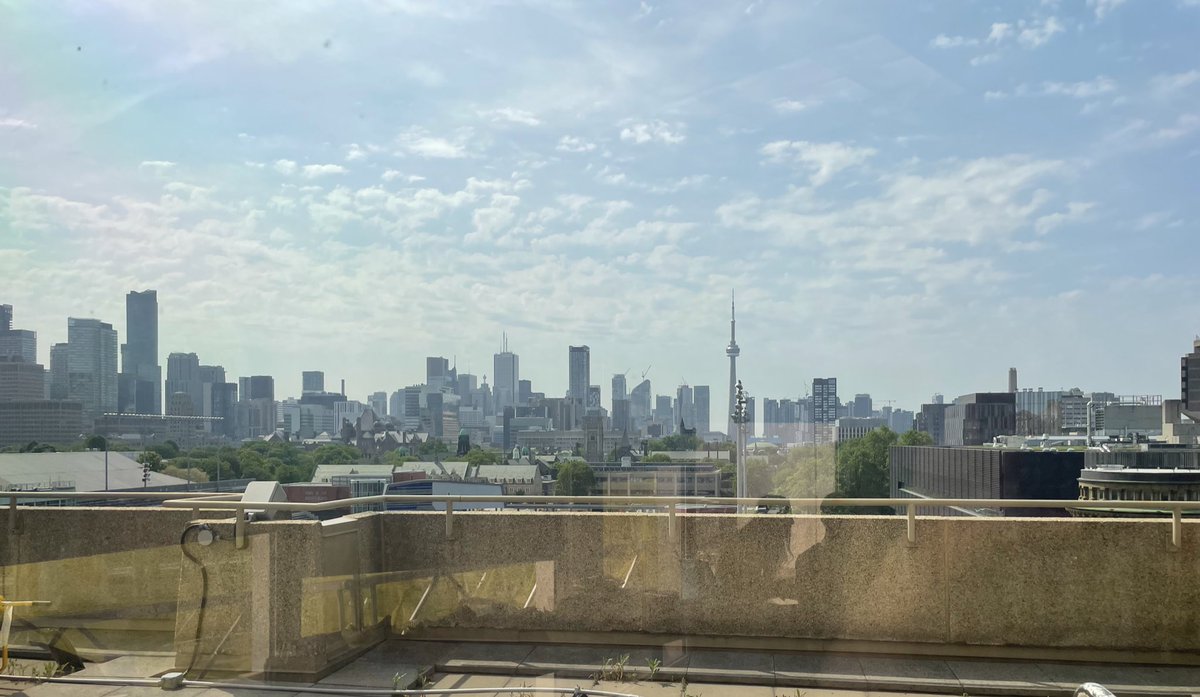 DooArn's tweet photo. As you can see from this picture, the last-minute change of location was really convenient. Thanks for organizing the MRS hackathon and this great way to connect and learn @AntoniaKaiser3 @JasonLaCanfora @JamieNear @oeltzschner https://t.co/g7Yisbnbfb