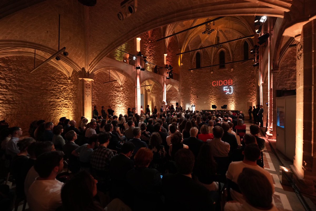 CidobBarcelona's tweet photo. Sala plena avui a l’acte central del 50è aniversari del @CidobBarcelona! El nostre president, Antoni Segura i Mas, dona la benvinguda al diàleg “A life in global politics”, entre @HillaryClinton, 67a secretària d’Estat dels EUA, i @polmorillas
��️En directe https://t.co/uzy0DUA1iy https://t.co/1TBM2Dnkja