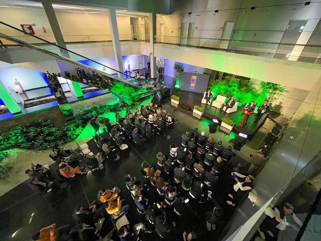 Cultura_Ec's tweet image. El presidente @LassoGuillermo presentó al mundo #BioDiversa, el centro de investigación, vinculación y uso sostenible de la riqueza natural de Ecuador, que tendrá sede en el ex edificio de la Unasur.