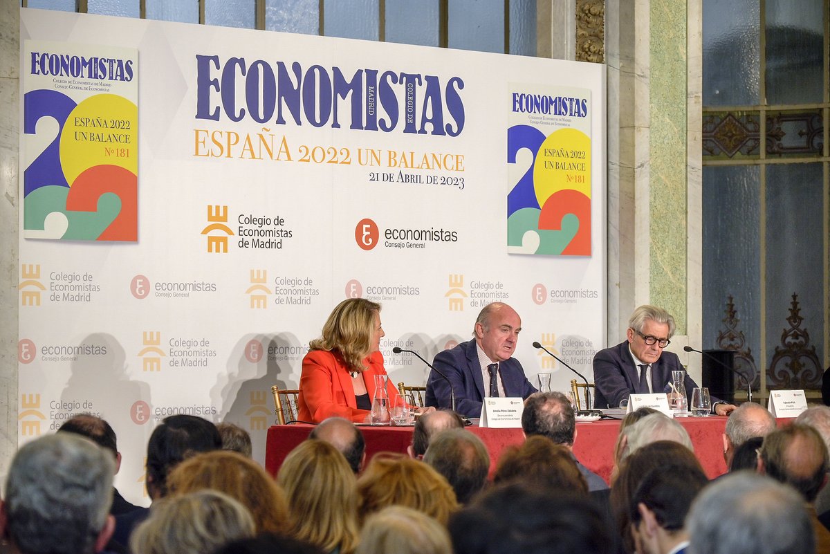 NocbaCreative's tweet photo. Diseño y producción de trasera para el Colegio de Economistas de Madrid en el evento de presentación de su Revista Economistas "España 2022. Un balance".
Gracias por seguir confiando en nosotros.

#gráfica #eventos #TRASERA #diseñográfico #graficaeventos #evento #ImagenEventos https://t.co/JD3lwA1nMf