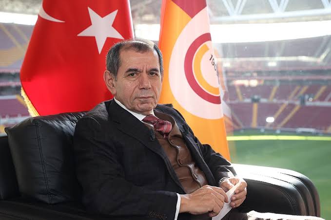 Dursun Özbek: 'Cumhuriyetin 100. yılında şampiyon olmak her takıma nasip olmaz. Galatasaray bunu hakketti. Tüm taraftarımıza armağan olsun, herkese teşekkür ediyorum. Onların desteğiyle kendimizi güçlü hissediyoruz. Onlar yanımızda olduğu sürece kimse bizim bileğimizi bükemez.'
