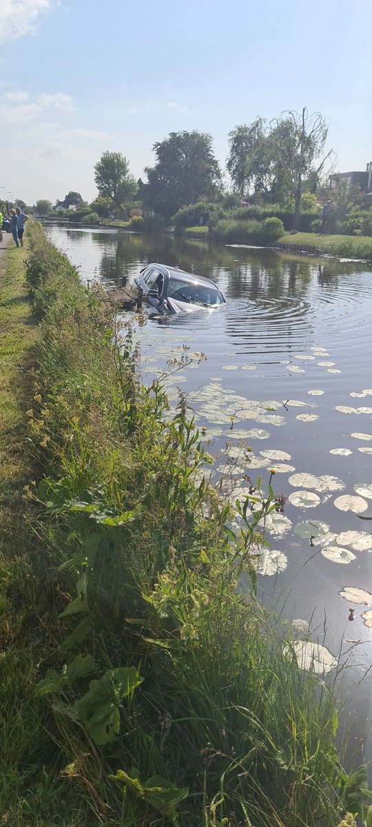 Ter plaatse bij een aanrijding #rodenrijseweg met voertuig te water. <a href="/Lansingerland/">Gem. Lansingerland</a> gelukkig was slachtoffer zelf uit het voertuig  kunnen komen. #verkeersongeval #112.