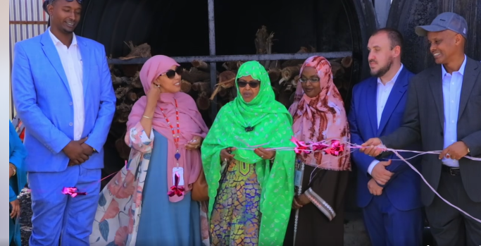 LProsopis's tweet photo. We recently had the grand opening of our sustainable charcoal factory. Shukri Bandaare, Somaliland's environmental minister (in green), gave an impassioned speech about the importance of using charcoal from Prosopis/Garanwaa. We are very excited for the future! https://t.co/kmccFK4CGG