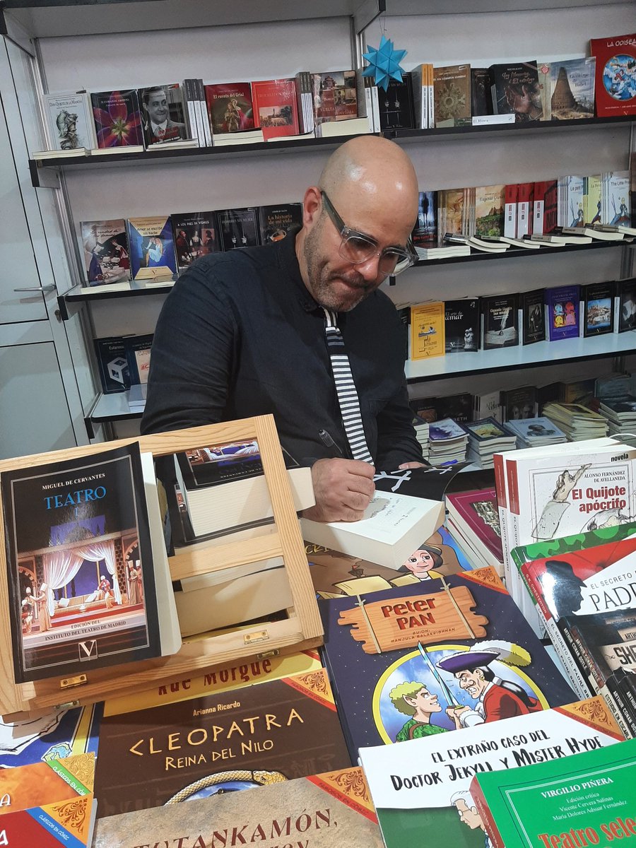 Julio Vélez-Sainz firmando el libro sobre el teatro de Miguel de Cervantes.