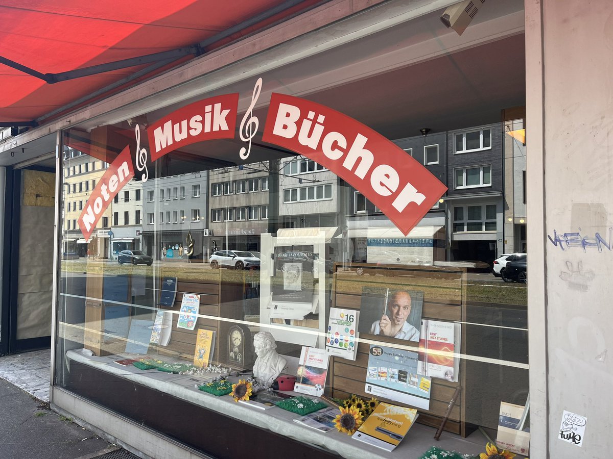 SampsonCarolyn's tweet photo. An ACTUAL music shop! Spotted in Düsseldorf 😍🎶🥳 https://t.co/NCjrodj5Kw