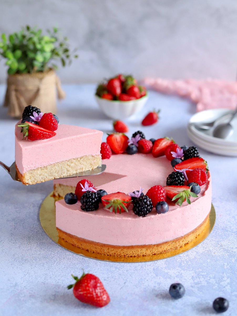 Perleensucre's tweet photo. Hello les perles sucrées 🌸  ! Je suis de retour avec une recette fruitée et bien de saison : le gâteau à la mousse de fraises 🍓 😍
Un vrai bonheur de douceur, de légèreté et de fraîcheur 😋 https://t.co/CfgnzoLeoy #vegan #pastry #miam #food #yummy #fraise https://t.co/9kAfUWfIVy