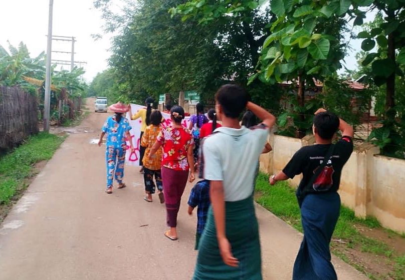 697-day of anti-coup movement led by residents from a village of eastern #Yinmarbin Twp, #Sagaing Region, staged a marching strike to demolish the #MilitaryDictatorship on Jun2.

#LegalizationOfNUG         
#2023Jun2Coup               #WhatsHappeningInMyanmar