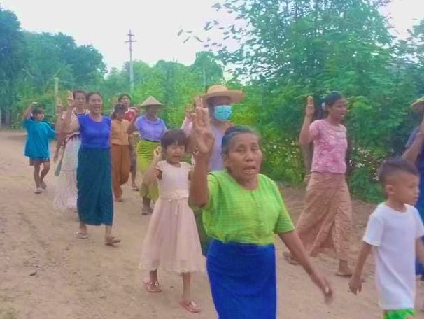 Shwe Yae Kyi’s evening protest led by residents from #Yinmarbin Twp, #Sagaing Region, staged a marching to overthrow the #MilitaryDictatorship on Jan2.
                        
#2023Jan2Coup           
#LegalizationOfNUG    
#WhatsHappeningInMyanmar