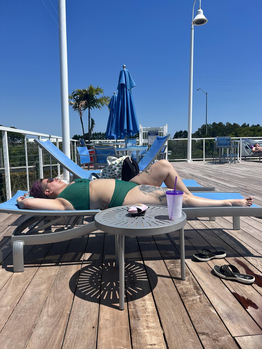 youthinkmemad's tweet photo. The friend who hides from the sun and the one who doesn't 😂 https://t.co/YYuPkjtunD