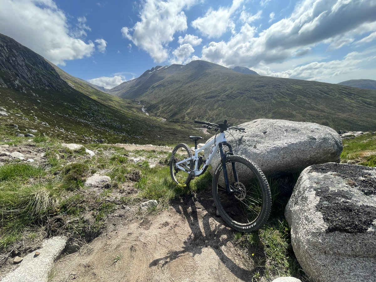 @sexandtheswiss @UKCycleChat Ben Nevis in the background there.   Dusty and loose like colorado and moab.