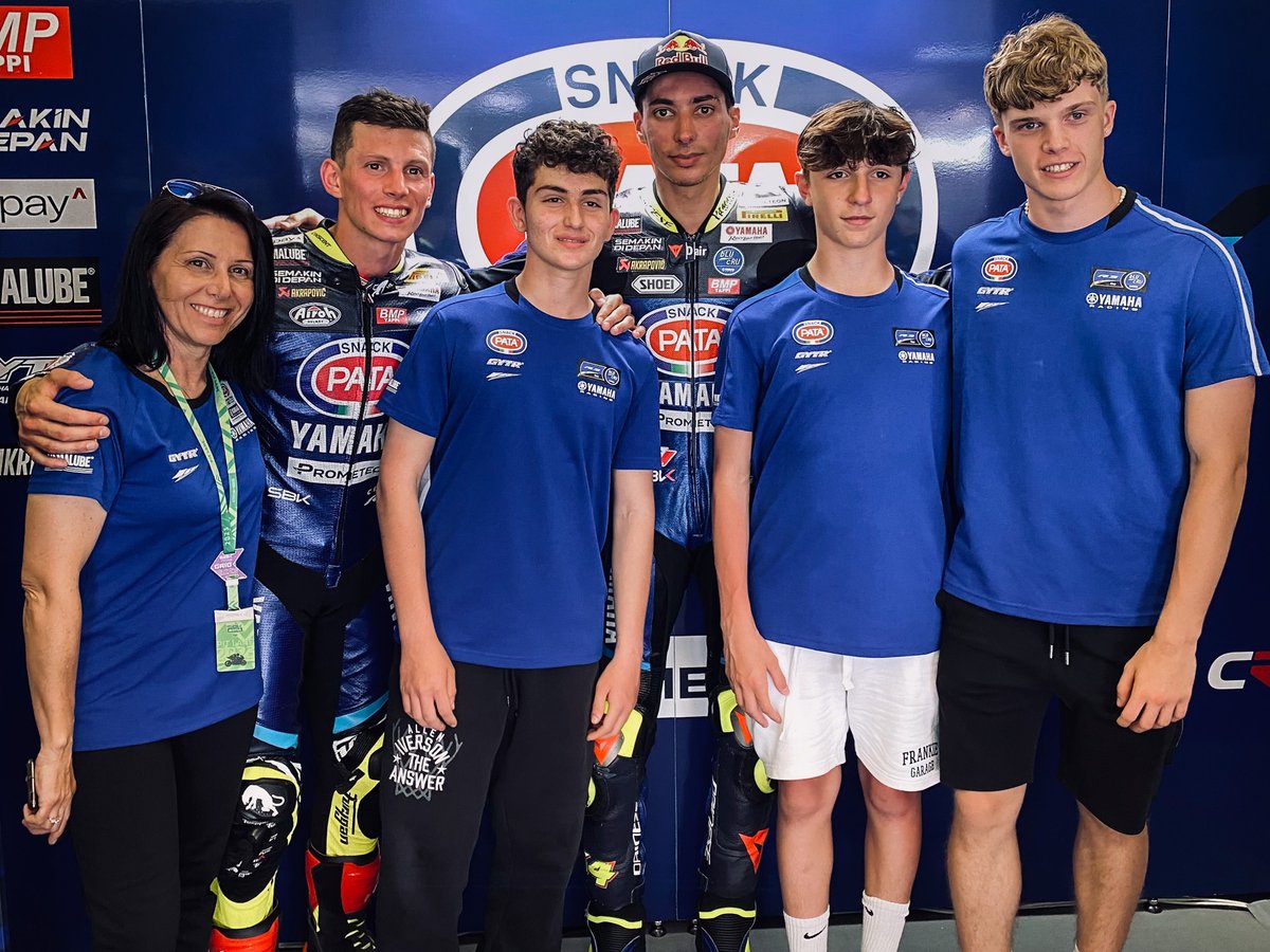 Three of our R3 #bLUcRU Italian Championship riders were given a tour of the @PataYamahaWSBK pit box today so @toprak_tr54 and #LokaNotOnTwitter took time out from their FP2 debriefs for a quick photo! #YamahaFamily