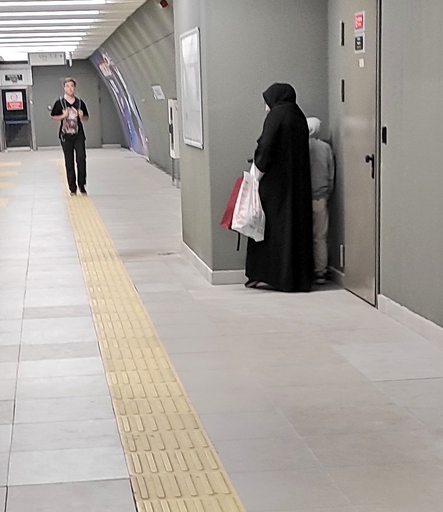 M8 hattı, Dudullu durağı Parseller yönünde bir kadın çocuğuna peron kenarında çişini yaptırdı.