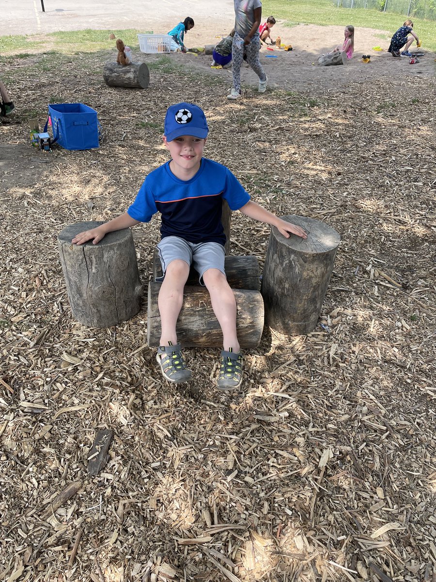 Art exploration outside today! E: I didn’t know ants could climb 😊<a href="/DiamondTrailPS/">💎Diamond Trail Public School🐉</a>