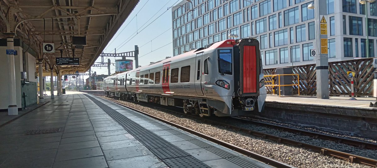 NotYOLOSmh's tweet image. 197020 at cardiff central a few moments ago

#Class197 @tfwrail