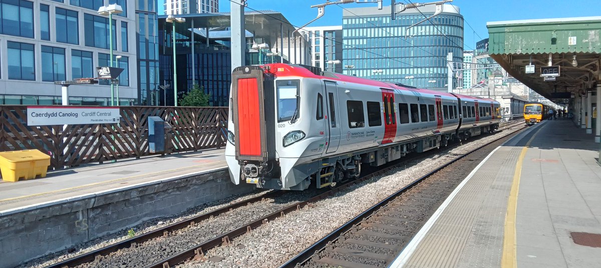 NotYOLOSmh's tweet image. 197020 at cardiff central a few moments ago

#Class197 @tfwrail