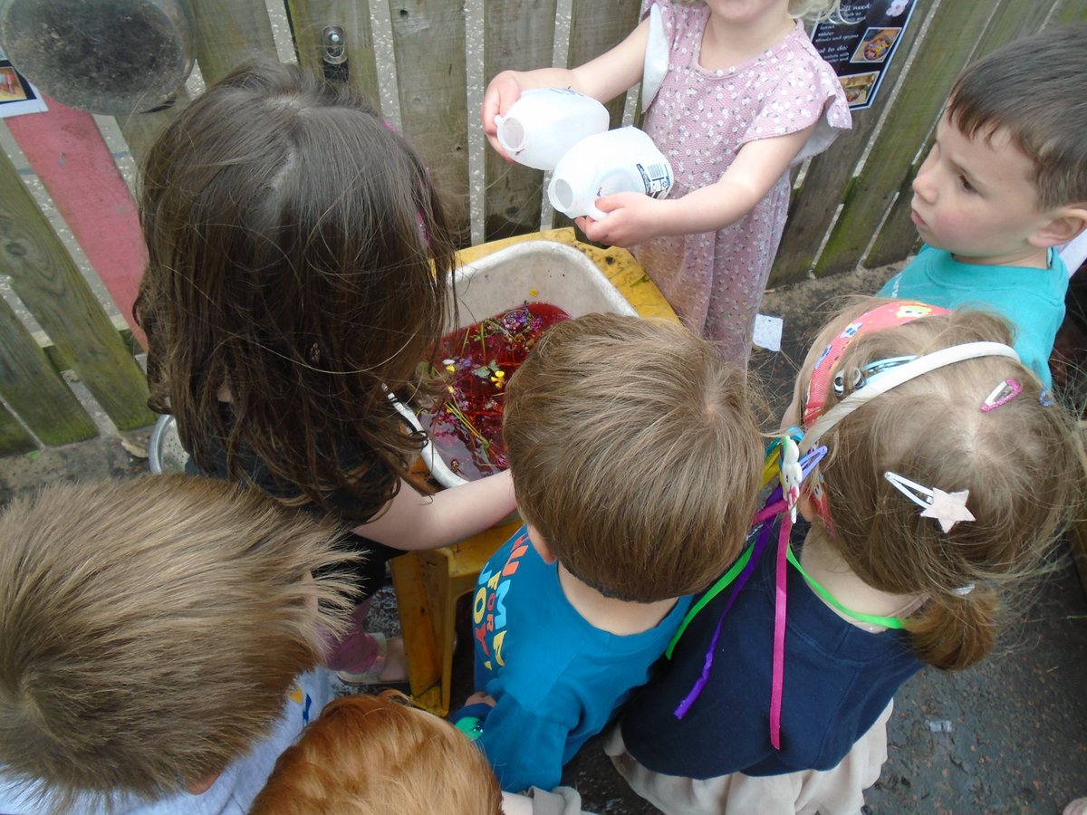 DunbarNursery's tweet photo. Castle: We have been very busy in our mud kitchen creating "petal juice" using flowers, water and our brilliant imaginations. This turned into a petal tea party in the garden! #shareourlearning #happyoutdoors #mudkitchen #happiness @DunbarPrimary https://t.co/QrqHYh5NLJ