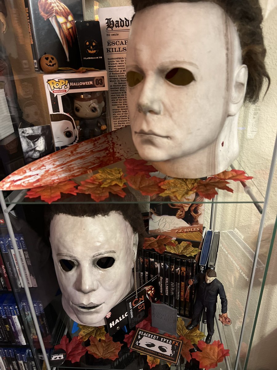 Added faux leaves to my display & it absolutely elevates it! 💪🏼 
#Halloween #HalloweenCountdown #MichaelMyers