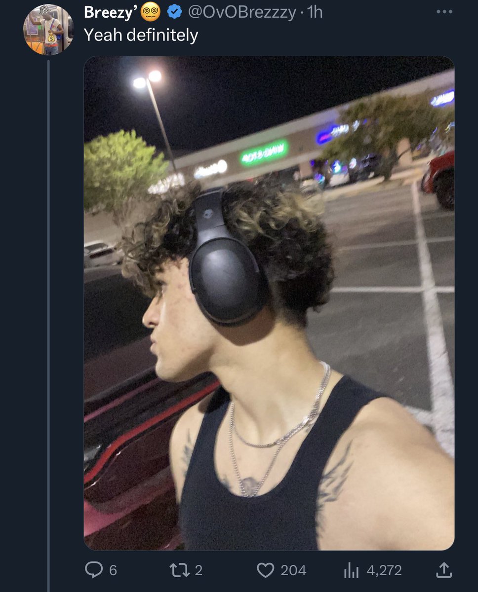 OvOBrezzzy's tweet image. Photoshopping a pic is different lvl of hating 😭