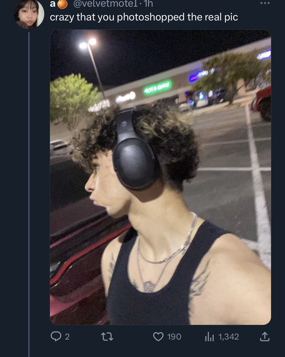 OvOBrezzzy's tweet image. Photoshopping a pic is different lvl of hating 😭