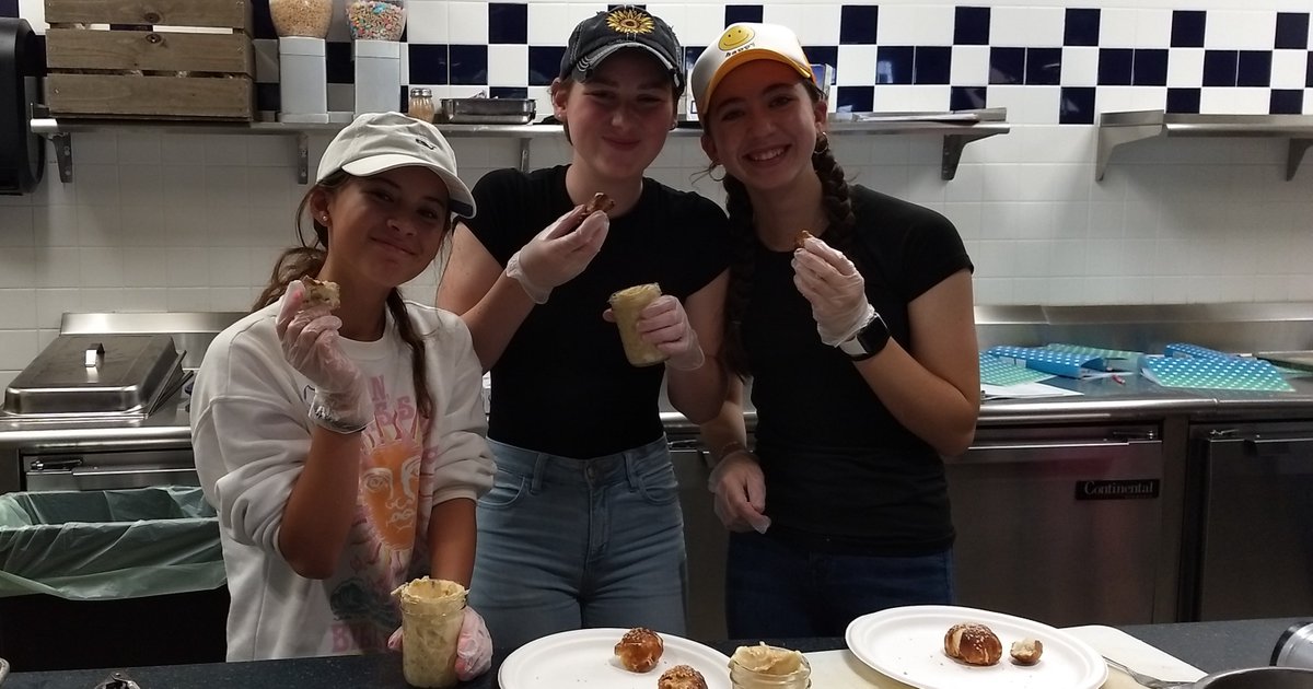NorfolkAcademy's tweet photo. Middle School Mini-mester Day 1: Learning from our incredible refectory chefs how to make hot pretzels; learning the importance of measurements and cutting in woodworking; mastering dance and flexibility with Dance Master Elbert Watson; and much more! #NorfolkAcademy #Minimester https://t.co/EDT1FFgdue