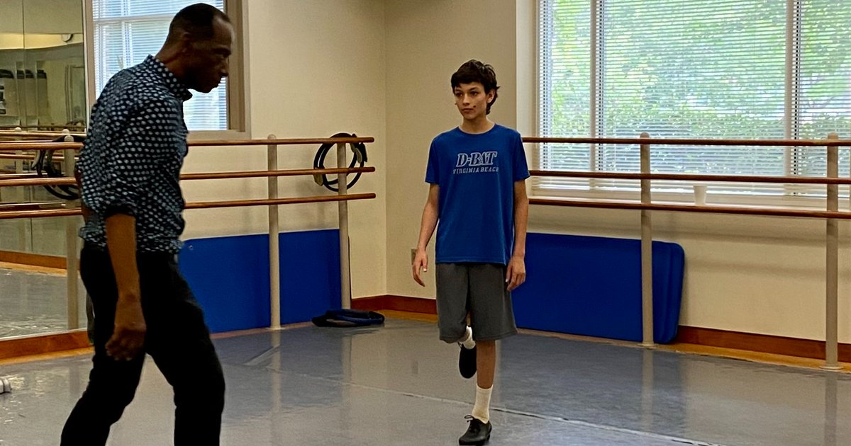 NorfolkAcademy's tweet photo. Middle School Mini-mester Day 1: Learning from our incredible refectory chefs how to make hot pretzels; learning the importance of measurements and cutting in woodworking; mastering dance and flexibility with Dance Master Elbert Watson; and much more! #NorfolkAcademy #Minimester https://t.co/EDT1FFgdue
