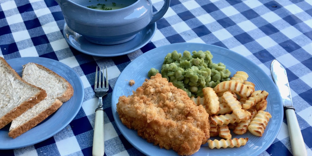 Whether it's from the chippy or straight from the freezer, you can't miss #nationalfishandchipday 

#Vintage Woods Ware Iris. bit.ly/1Unowsr

TBH, we love a #retro crinkle cut chip. 😉