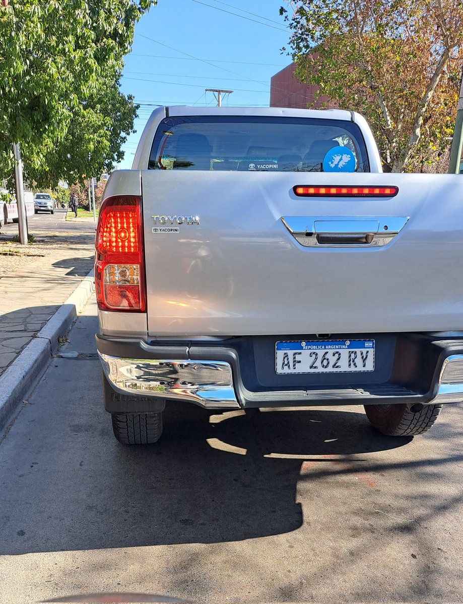 Si venías en esta Hilux por Av. Córdoba a las 13:20hs, dejame decirte que me quitaste todas las ganas de almorzar, hdp 🤢. ¡¡¡Todo el camino mirando como te venías sacando los mocos y comiéndotelos!!! 🤢🤮 Y no, no tenía 5 años... era un viejo próstata rancia de unos 50 y largos.