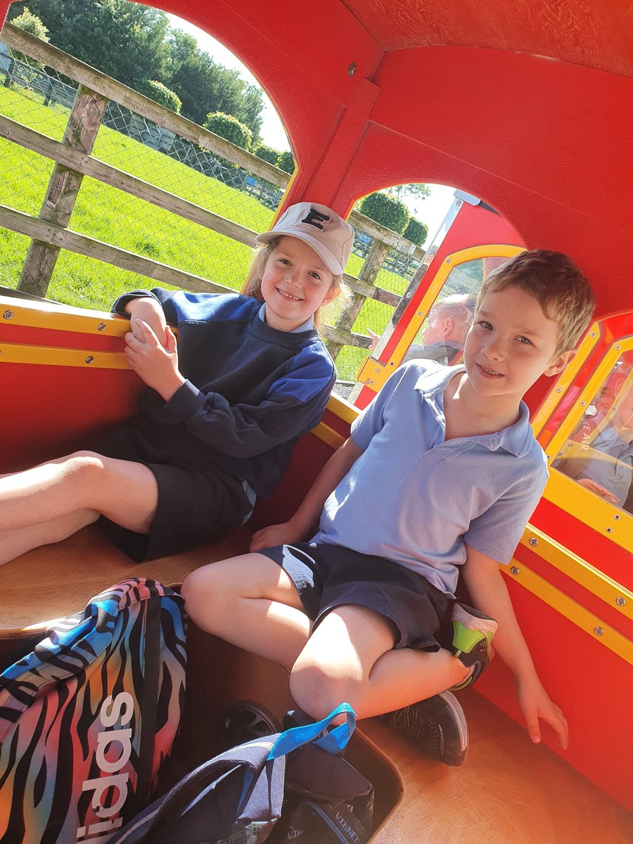 MsHynesSCMJ's tweet image. Blue skies for our School Tour yesterday at Kildare Farm Foods🐖🐑🐓 #seniorinfants #schooltour #kildare @scoilmhuirescmj