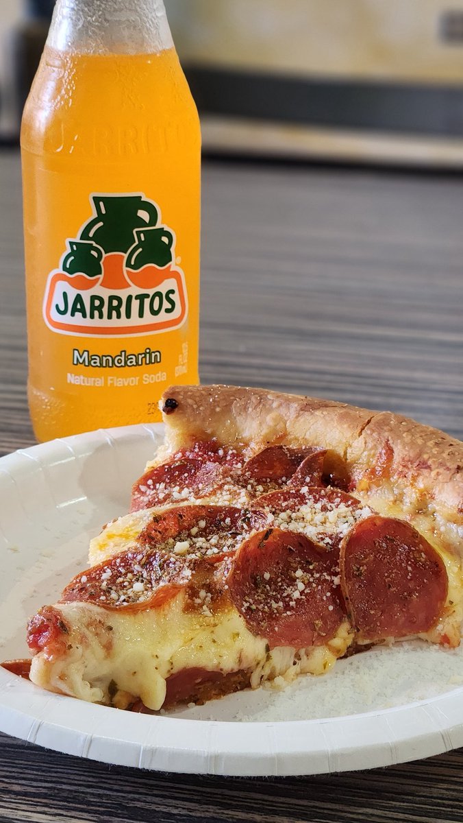 JohnSkolak's tweet image. What do you do for lunch when in Chicago?

Deep dish pizza and @Jarritos of course !!!

#devourgo
@GoDevour 
#gofrens
#lunchinchicago