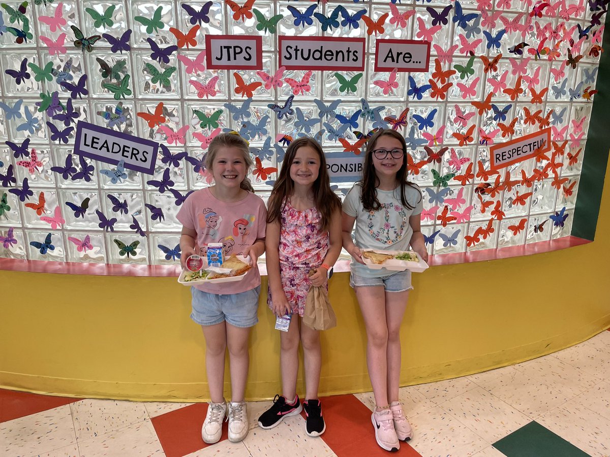 MrsSchellJTPS's tweet photo. 🐾Making #GoodChoices matters! Lunch 🥪 with the 👩‍🏫 teacher Gotcha Reward! 🐾#PBIS https://t.co/R4xWqHr9zS