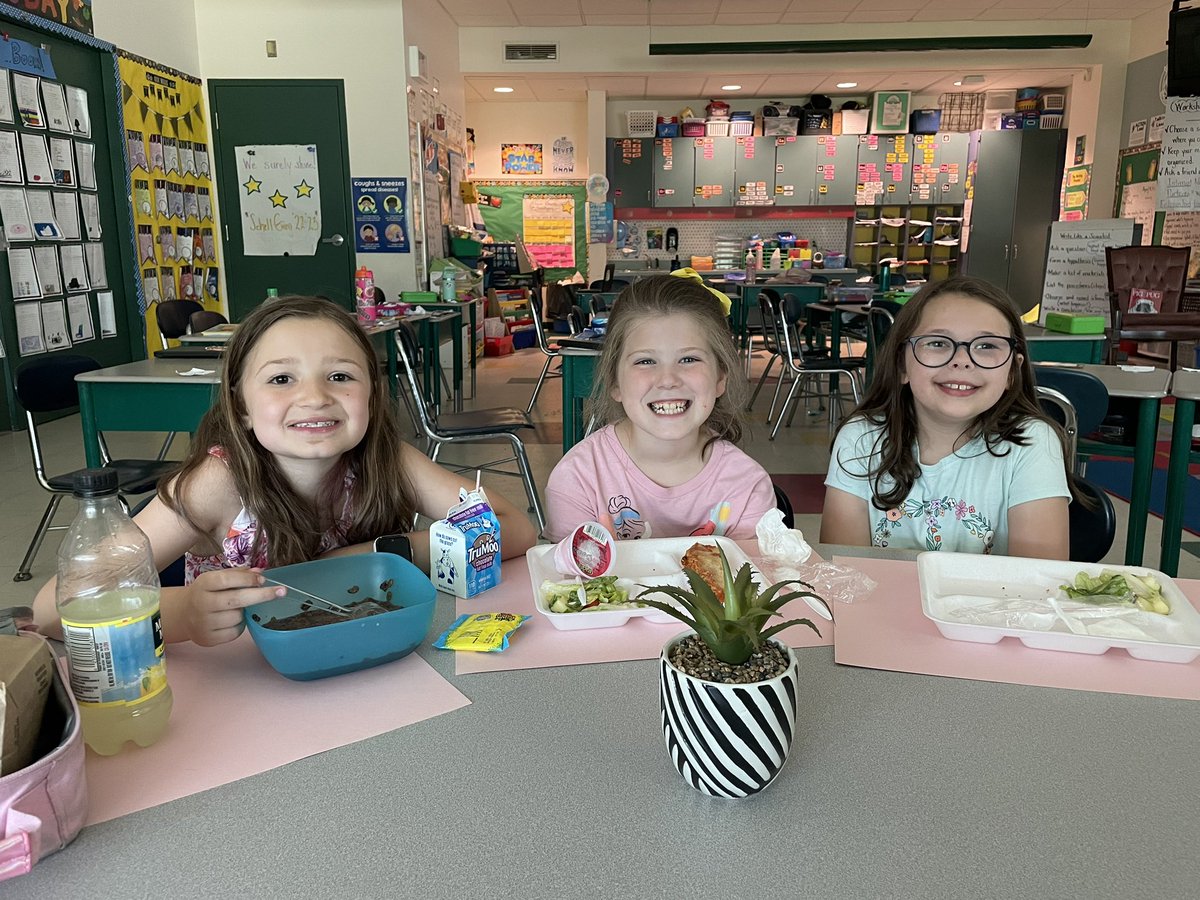 MrsSchellJTPS's tweet photo. 🐾Making #GoodChoices matters! Lunch 🥪 with the 👩‍🏫 teacher Gotcha Reward! 🐾#PBIS https://t.co/R4xWqHr9zS