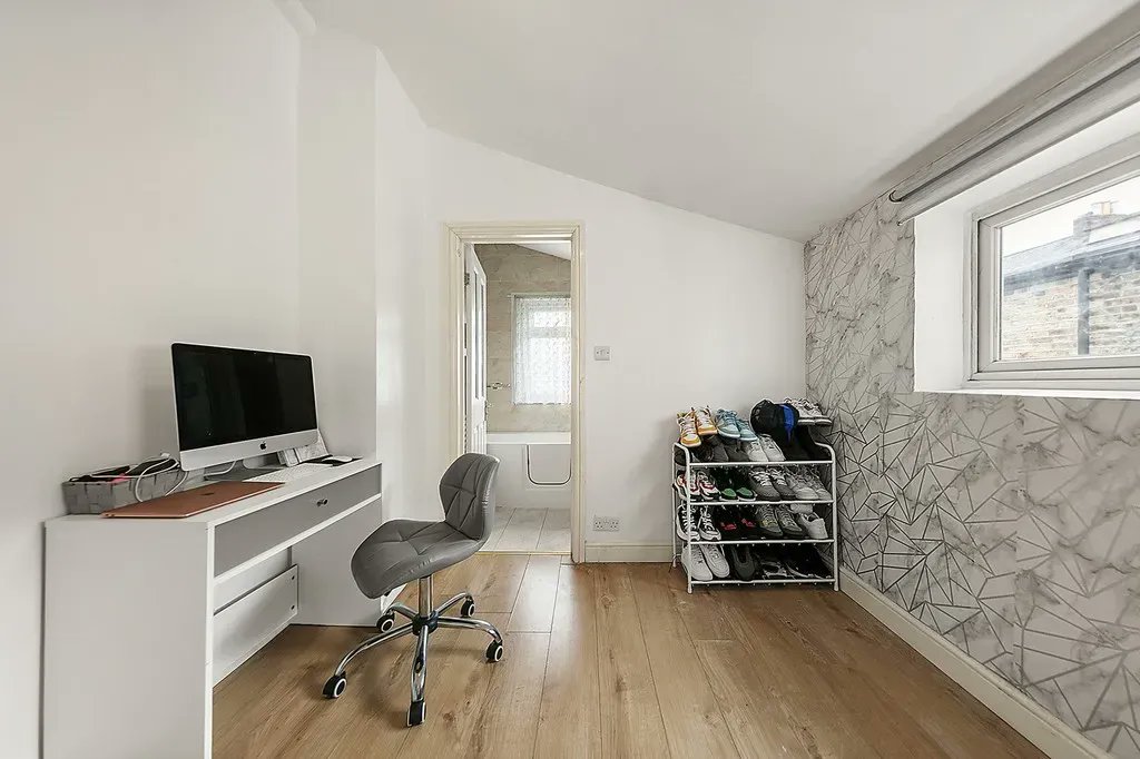 GJamesProperty's tweet photo. #ForSale:Well-presented #3bed #midterrace #victorian #freehold #2storey #house in #Nunhead #SE15 with #privategarden

Opportunity to develop &amp; add value (STPP)

Call 02077324330 &amp; book today📞😀

More info here:
https://t.co/ilZdpsalPm

#propertyforsale #Southwark #Peckham #SE22 https://t.co/Ki8Rjf0Ggo