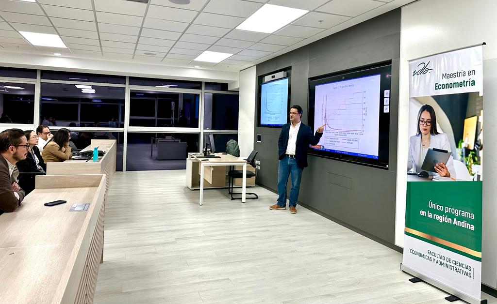 JoseG_Castillo's tweet photo. Una acogedora visita a @UDLAEcuador para exponer varios temas de #investigación a su vibrante comunidad académica. La colaboración interuniversitaria se alimenta de estos intercambios para el análisis, estudio y desarrollo de agendas de investigación conjunta. https://t.co/DWBimzB6CB