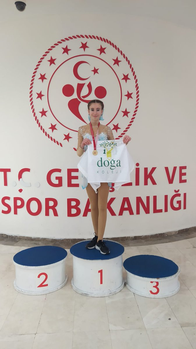 Mavişehir-3 kampüsü 8.sınıf öğrencimiz Derya Taygan 1-3 Haziran 2023 tarihleri arasında Ankara'da düzenlenen Okul Sporları Faaliyet Programı Buz Pateni Yıldız Kız Turnuvası’nda 1. olarak Altın madalya almaya hak kazanarak bizleri gururlandırmıştır.