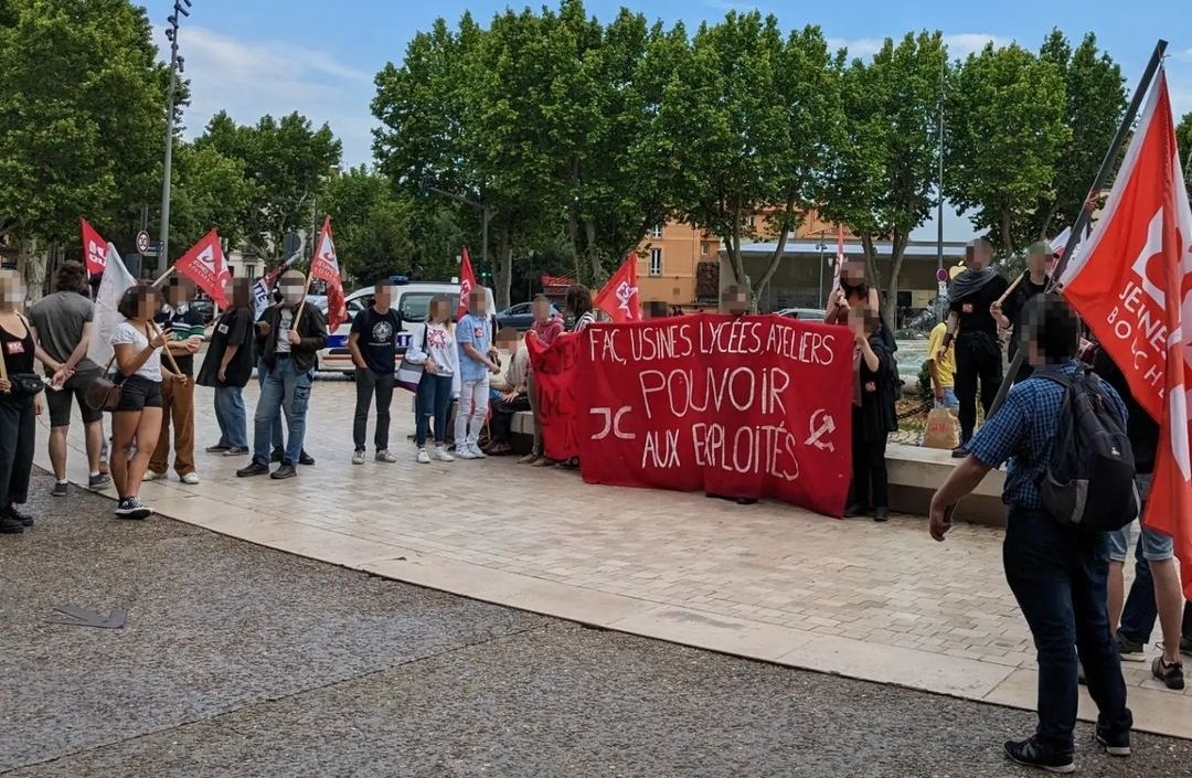 mjcf13's tweet photo. Hier, la section d'aix de la jeunesse communiste des bouches du Rhône a invité à ce rassemblement pour montrer notre détermination à lutter contre la répression qui grandit contre le mouvement social. https://t.co/Wu09LiOuND