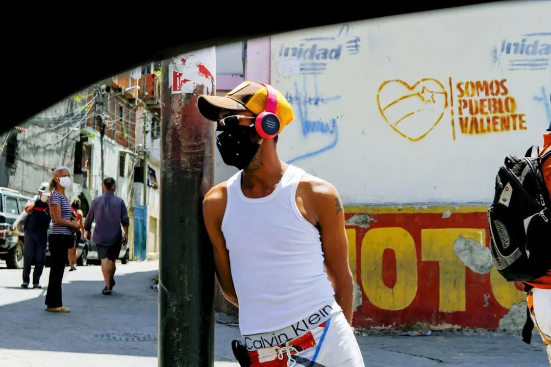 La calle habla constantemente con sus códigos.

• La Vega, 2021
• Foto:  Dikó | <a href="/diko_fotografia/">DIKó</a> 
• Colectivo <a href="/cacriphotos/">© Cacri Photos</a> 

#fotografialatinoamericana #fotografiavenezolana
#photography
#venezuela
#fotografiacallejera 
#streetphoto
instagram.com/p/CsuDIimOyKZ/…