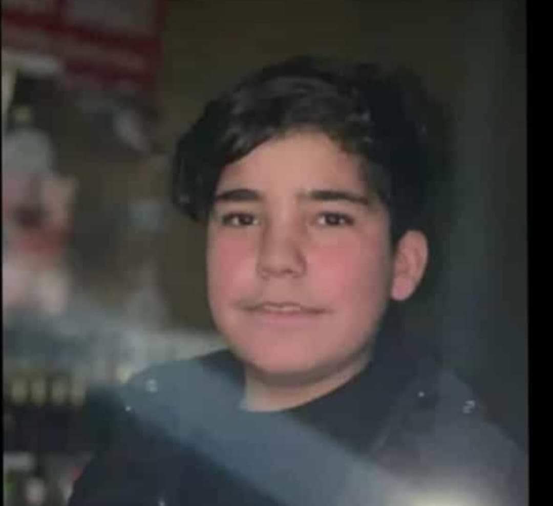 Emirhan Gelgir hep 14 yaşında kalacak…Cumhurbaşkanlığı seçimi kutlamalarında açılan ateşle öldü.Bugün ailesine taziye ziyaretinde bulunduk.Babası,“Allah’a havale etmekten başka hiçbir şey elimden gelmiyor”dedi. Tek kelime edemedik. Boğazlar düğüm düğüm yürekler paramparça!