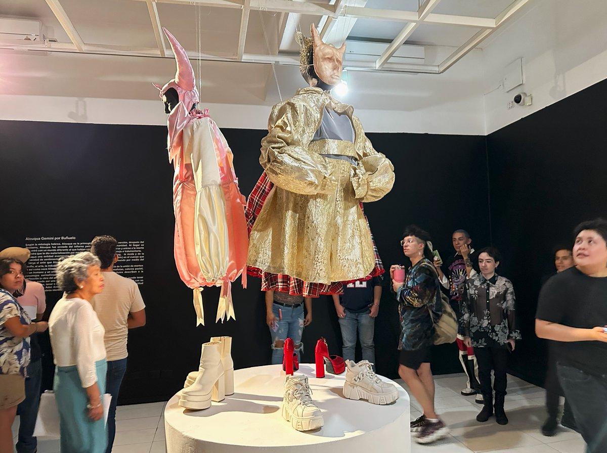 museomacslp's tweet photo. Anoche fue la inauguración de la exposición fotográfica #NEOPROVINCIA de Martín Ortíz (CVLTO) y con eso arrancamos las actividades y eventos del Festival Umbrella🏳️‍🌈2023

Consulta la programación en nuestro perfil 

#MACSanLuis #FestivalUMBRELLA #MACVibes #Pride https://t.co/GfL2G72KYK