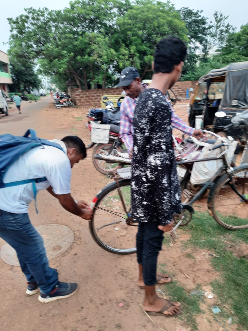 JPDas974's tweet photo. #StaySeen #StaySafe! 
#RetroRefleciveTapes for cycles. (Patia Railway Station Road Bhubaneswar)
@OdishaCalling 
@STAOdisha @CTOdisha @ushapadhee1996 @rto_cuttack @rto_bbsr2 @RtoBbsr_I @DCT_CentralZone @UN_RSF @RoadSafetyNGOs @MORTHRoadSafety @DMKhordha https://t.co/o5VkpuXjG3