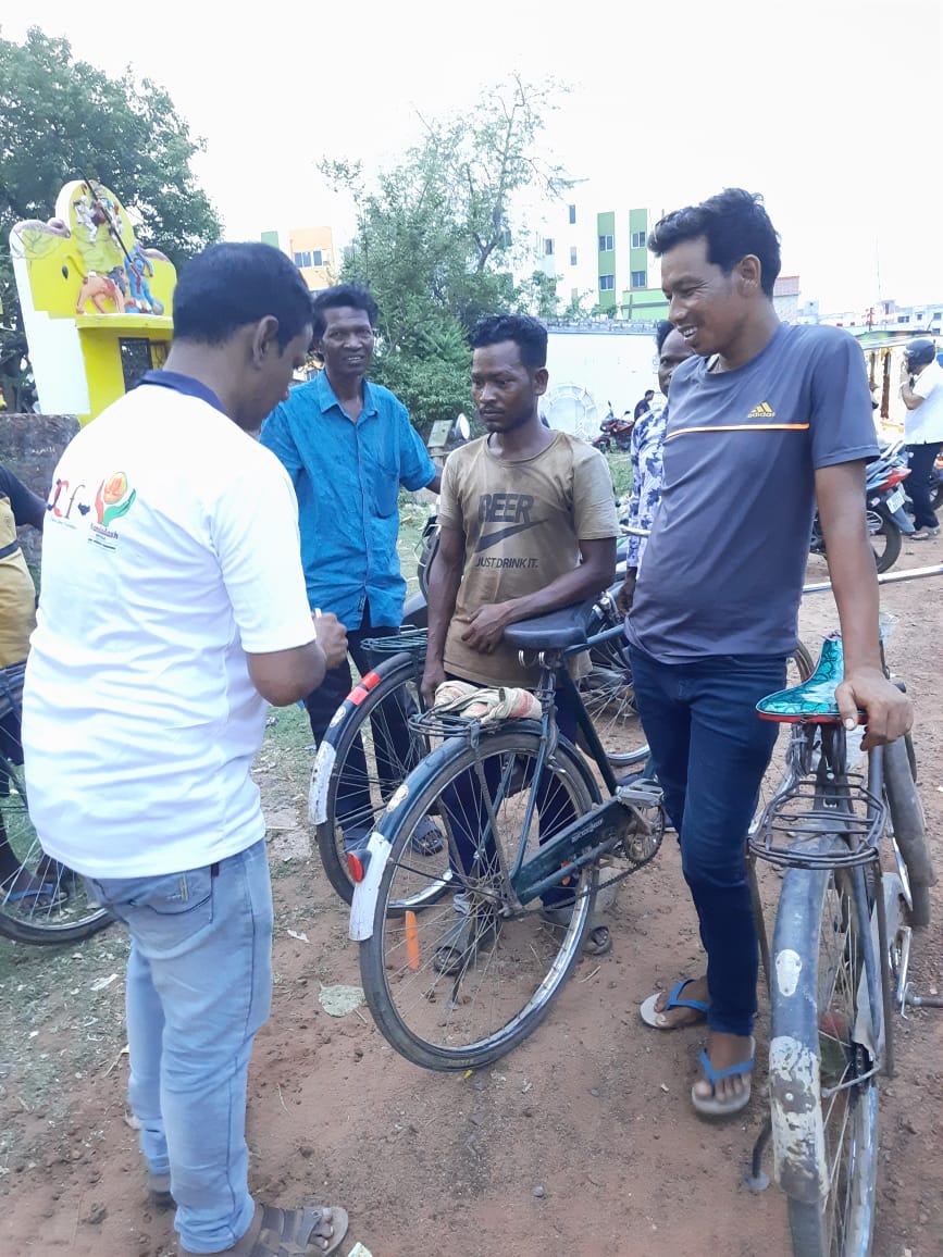 JPDas974's tweet photo. #StaySeen #StaySafe! 
#RetroRefleciveTapes for cycles. (Patia Railway Station Road Bhubaneswar)
@OdishaCalling 
@STAOdisha @CTOdisha @ushapadhee1996 @rto_cuttack @rto_bbsr2 @RtoBbsr_I @DCT_CentralZone @UN_RSF @RoadSafetyNGOs @MORTHRoadSafety @DMKhordha https://t.co/o5VkpuXjG3