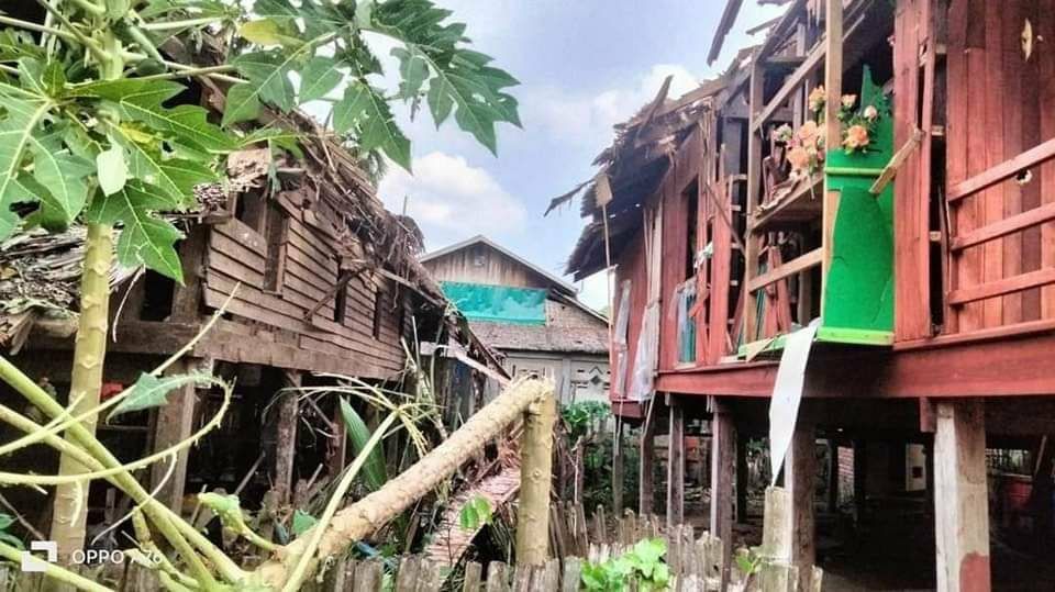 Kaungkhant004's tweet photo. Since Myanmar SAC Terrorists shelled artilleries towards MinHtein village, Tanintharyi division, it killed both a girl and her mother who had seen her daughter was killed, on June 1st.   #2023Jun2Coup #LegalizationOfNUG #WhatsHappeningInMyanmar https://t.co/fZMPd4MOef
