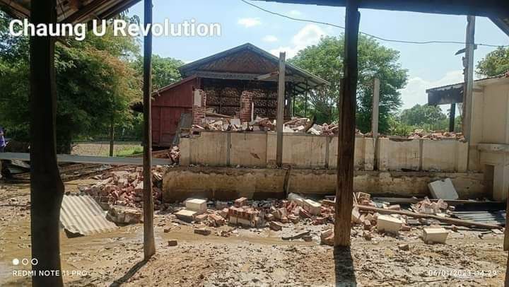 BurmeseMyanmar1's tweet photo. According to Chaung U Revolution, SAC terrorists burn down 47 residential properties in Shanhtoogyi village, ChaungOo tspc Sagaing division, and wrote swearing letters on 30th May. #2023Jun2Coup #LegalizationOfNUG #WhatsHappeningInMyanmar https://t.co/frSmyAUM3R