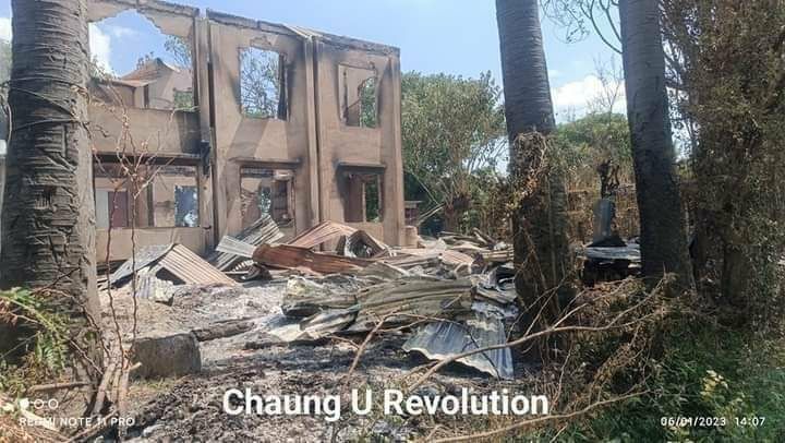 KaySinThaw's tweet photo. According to Chaung U Revolution, SAC terrorists burn down 47 residential properties in Shanhtoogyi village, ChaungOo tspc Sagaing division, and wrote swearing letters on 30th May. #2023Jun2Coup #LegalizationOfNUG #WhatsHappeningInMyanmar https://t.co/cMaYaCP0g7