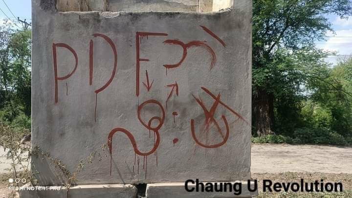 KaySinThaw's tweet photo. According to Chaung U Revolution, SAC terrorists burn down 47 residential properties in Shanhtoogyi village, ChaungOo tspc Sagaing division, and wrote swearing letters on 30th May. #2023Jun2Coup #LegalizationOfNUG #WhatsHappeningInMyanmar https://t.co/hguoW3zYi2