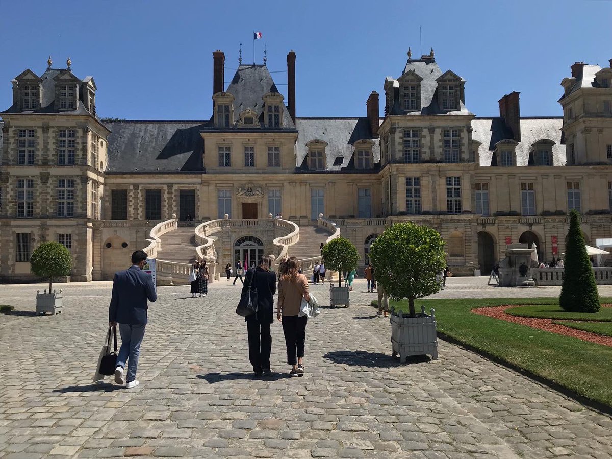 louvrepourtous's tweet photo. Le château de Fontainebleau est à l’heure belgo-climatique, double thème du @FHA_Festival jusqu’à dimanche avec plein d’évènements gratuits ! Sinon, #BasSmets a frôlé la standing ovation avec sa conférence inaugurale se terminant sur le chantier des abords de Notre-Dame 👏🏼 #FHA23 https://t.co/u5KHX43IWr