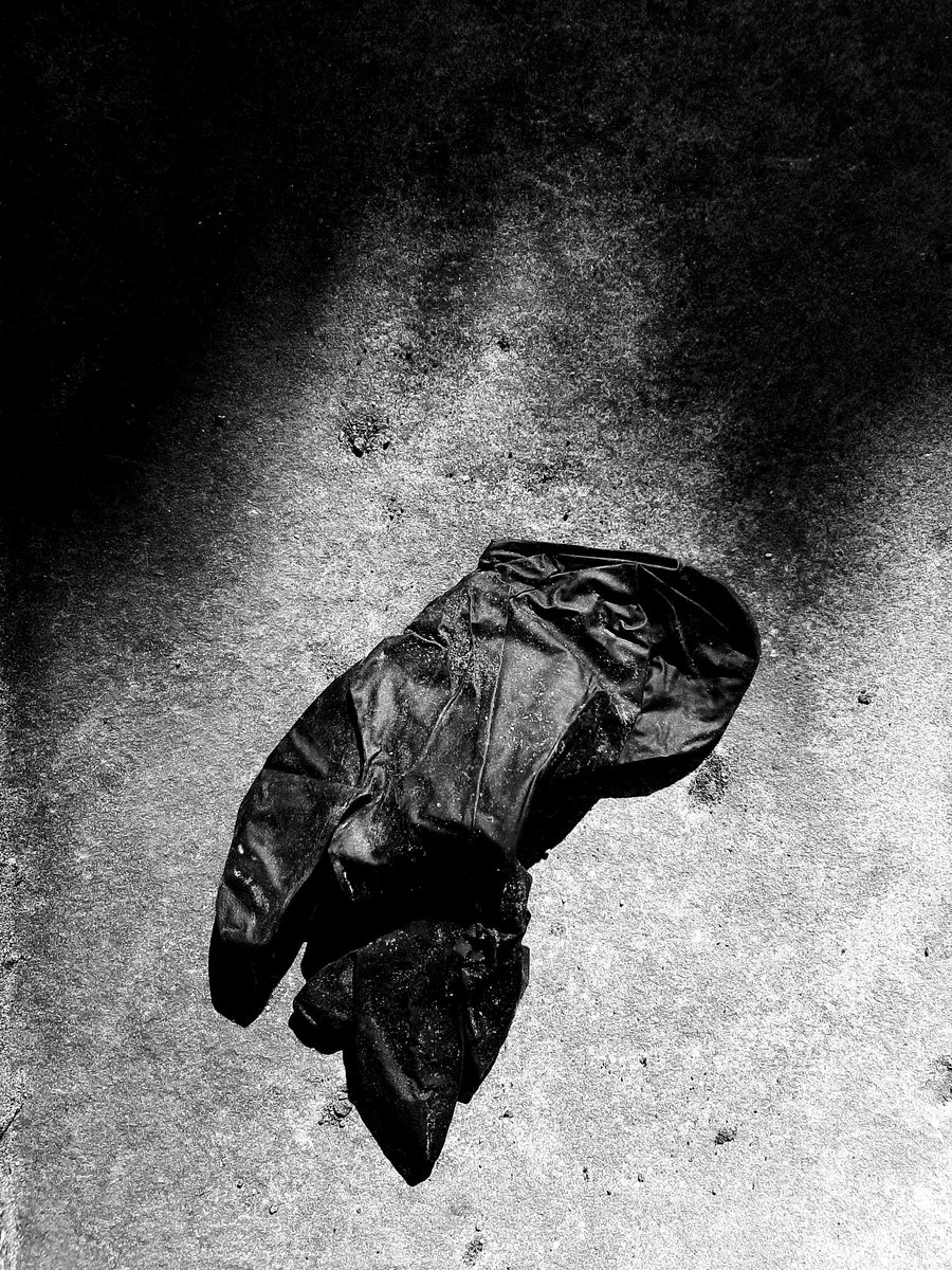 FractaloidConvo's tweet photo. Touching/non-touching
is a dichotomy
that dissolves in gloves.
#STSHaiku
#STSHaikus
#MediaStudiesHaiku https://t.co/b511ji42I0