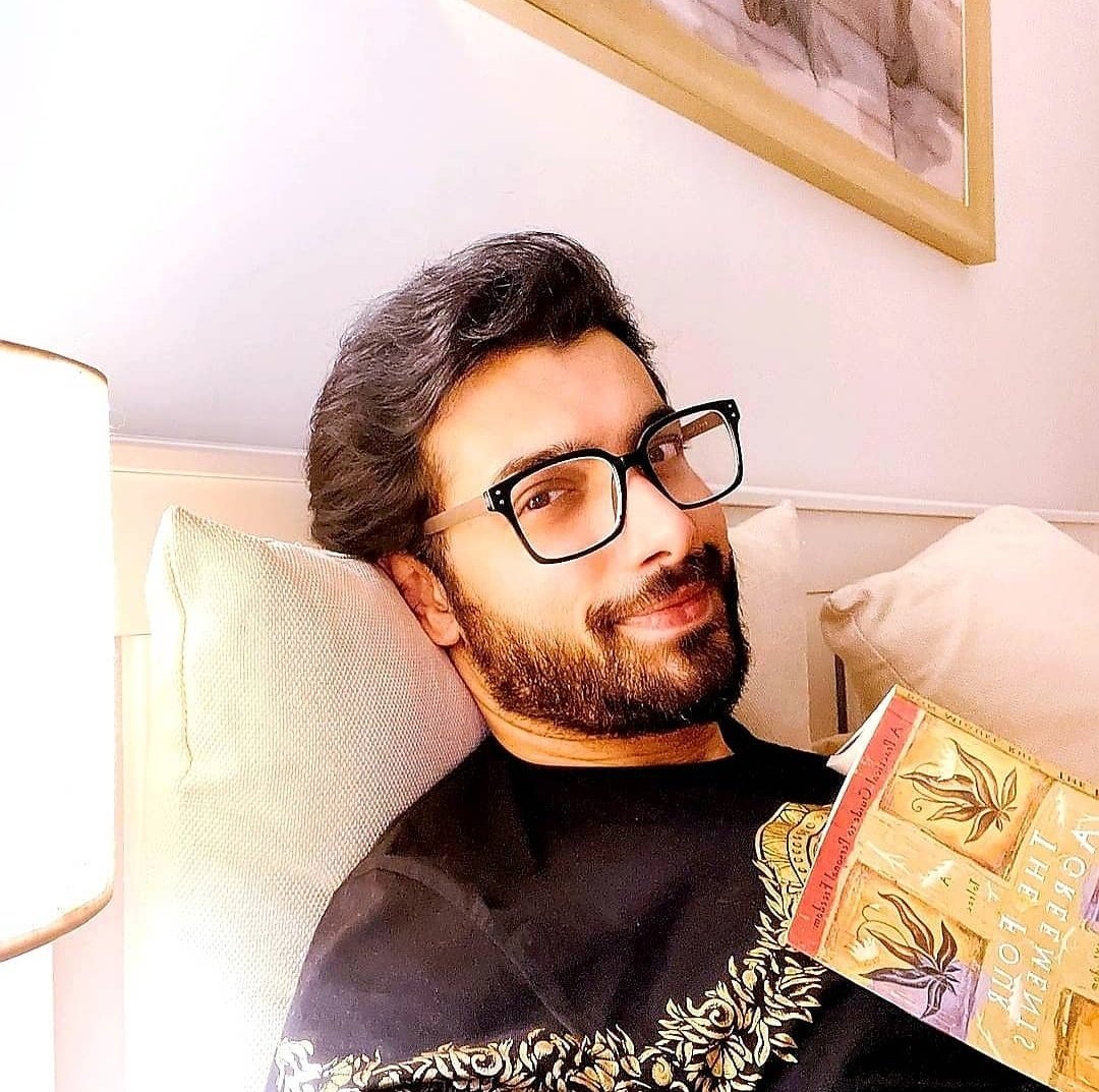 Smp_Smarmy's tweet photo. "The only book ..I love to read" 🫴

18 years still going strong 💪🧿❤️

 u are one of the complete Actor this entertainment industry ever got 🙌✨

Proud of you then..now n forever ♾️🫶

Keep it up the good work SM 🔥👑🤞

#SharadMalhotra • #SMArmy 
#SMians • #SMFamily https://t.co/CDAO6yaO05