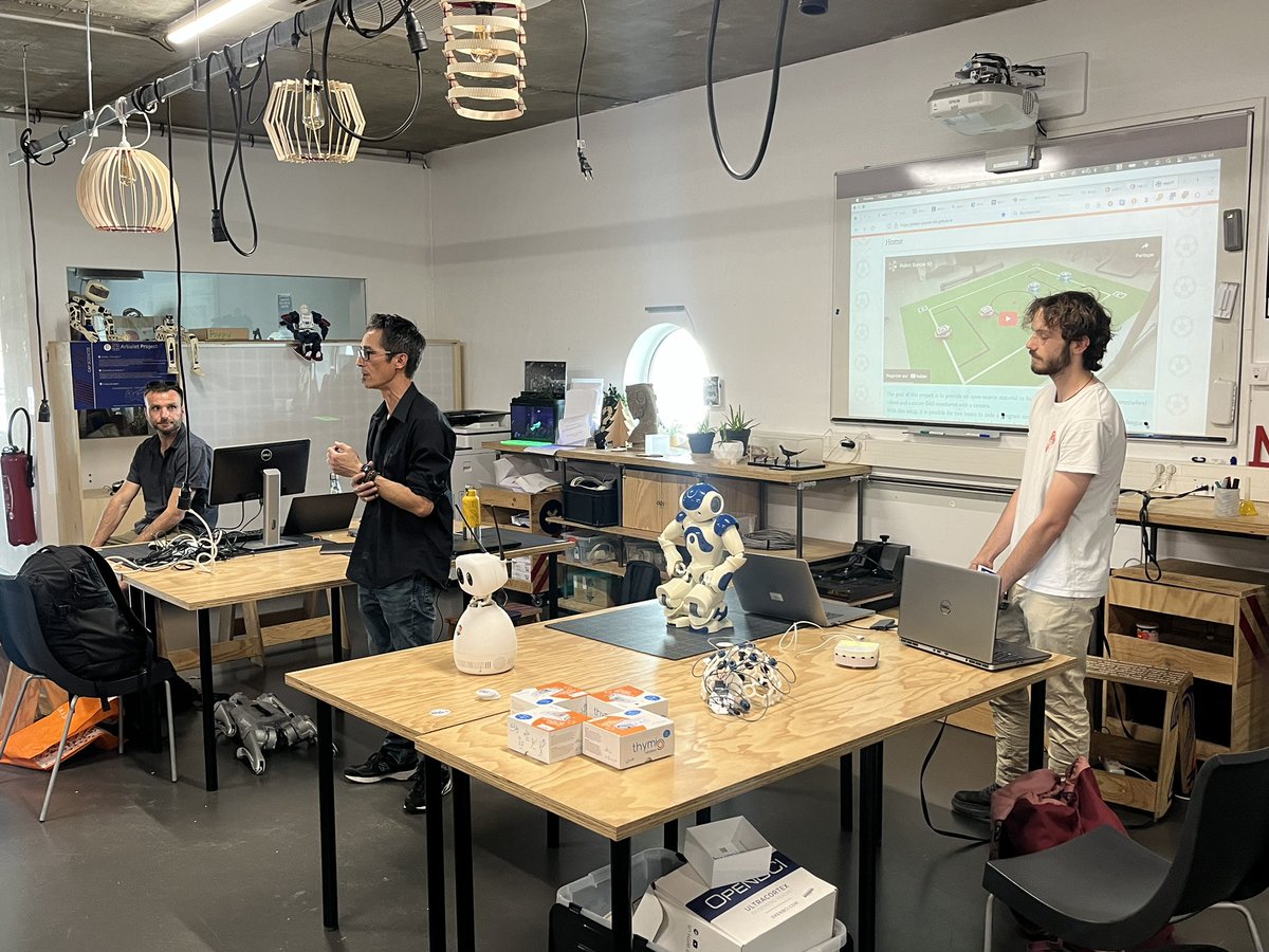 neuronalX's tweet image. #hack1robo est lancé ! @capsciences @fablab_capsc 

Présentation du 1er projet par Olivier Ly : faire du billard avec les robots RSK

@RhobanRobots