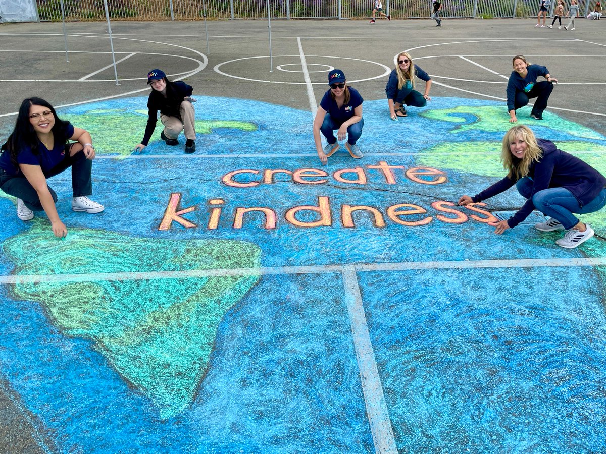 KidsforPeace's tweet photo. We had a blast yesterday making a giant chalk heART with our good friends at @weareooly for our 2024 Great Kindness Challenge kickoff video. A very special thanks to the amazing Mr. Tubbs at Pac Rim for making it possible! Stay tuned for the joyful video!
#Ooly #KidsforPeace https://t.co/4Z7LZIqvXk